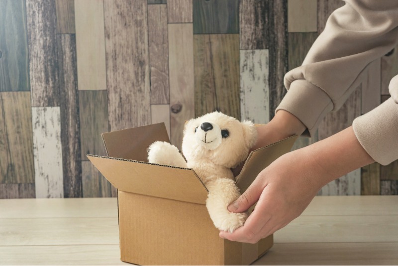 箱に入ったクマのぬいぐるみ