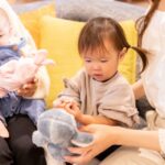 ぬいぐるみを抱く子ども