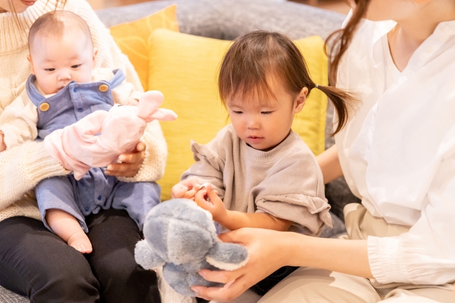 ぬいぐるみを抱く子ども