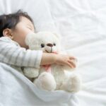 子供とぬいぐるみ