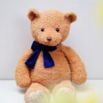 お座りしているクマのぬいぐるみ