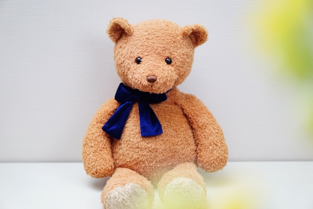 お座りしているクマのぬいぐるみ