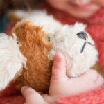 子供が大切に抱っこする