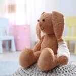 腕に包帯を巻いたウサギのぬいぐるみ