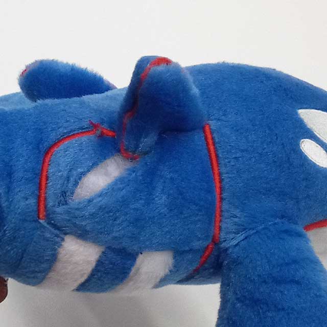 カイオーガぬいぐるみ修理前：背部がほつれた状態