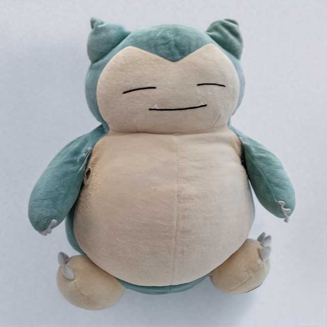 カビゴンぬいぐるみ修理前：脇腹に穴が開いた状態