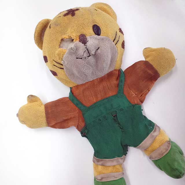 しまじろう修理前：全体へたり・目鼻パーツ傷み・刺繍薄れ